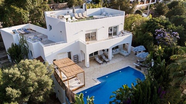 Exterior - Amarantos villa: Infinity Pool, Mountain Views, 4 bedrooms plus annex, AC & WiFi (IB)