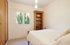 4 bedrooms, iron/ironing board, WiFi, bed sheets - Amarantos villa: Infinity Pool & Mountain Views, 6 bedrooms, AC & WiFi (IB)