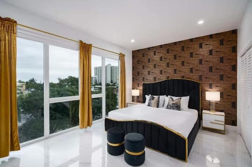 Luxury 5BR Villa Steps from the Beach  