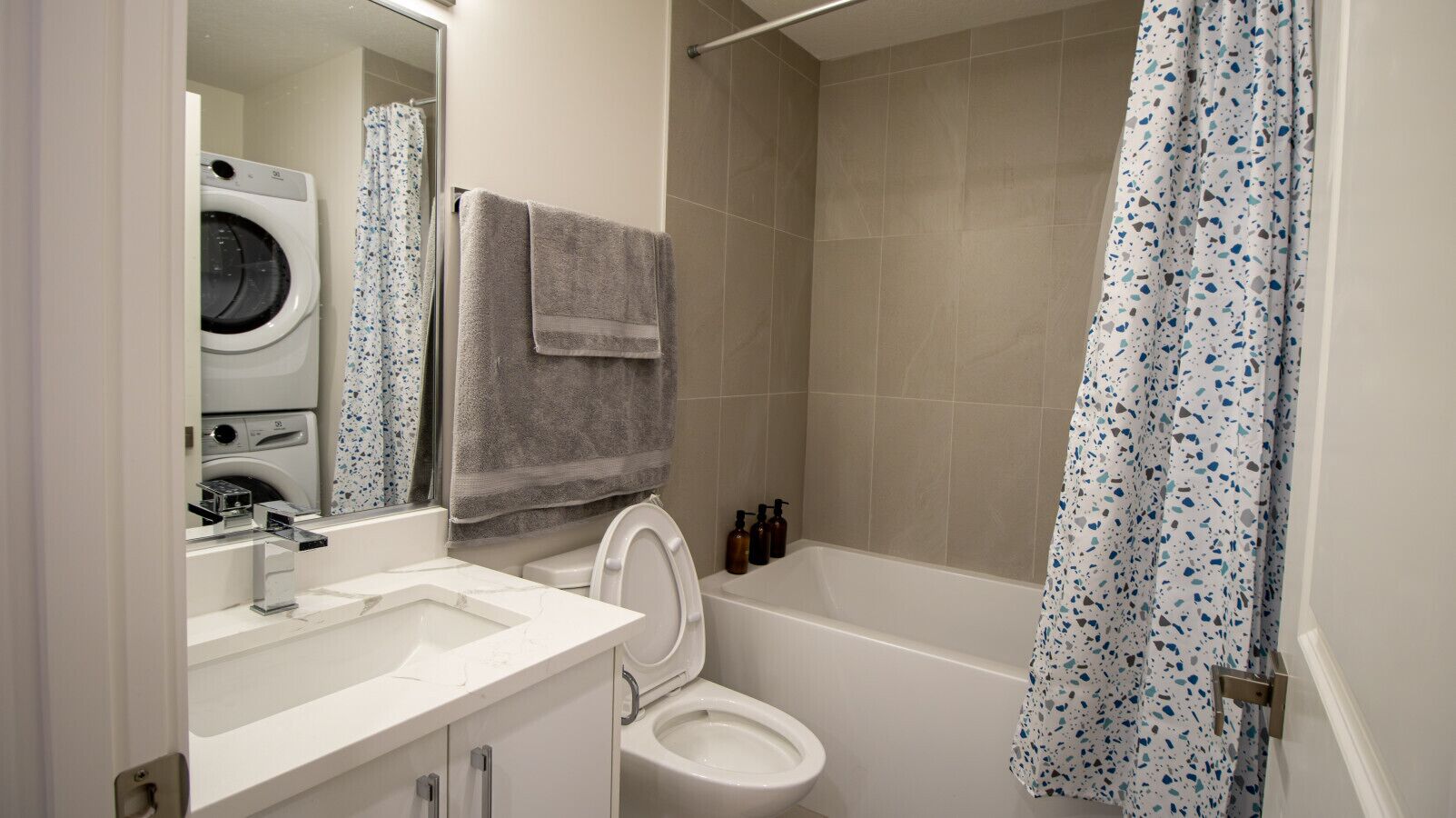 Douche, sèche-cheveux, bidet, serviettes fournies