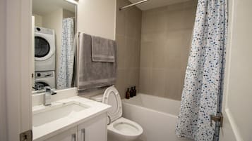 Douche, sèche-cheveux, bidet, serviettes fournies