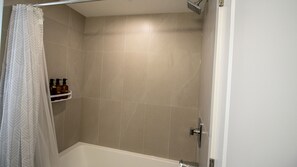 Secador de cabelo, toalhas de banho