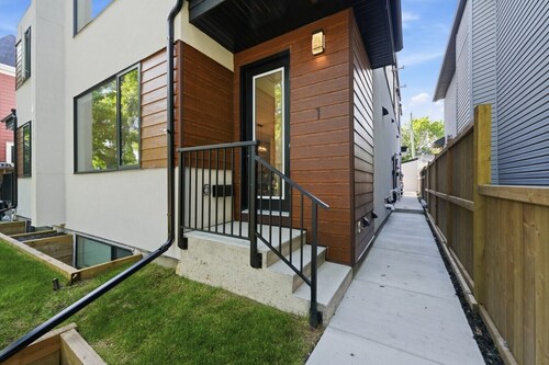 Luxury 3 Master Suites! Renfrew Home 2 King bd with ensuite Baths & AC