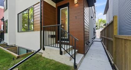 Luxury 3 Master Suites! Renfrew Home 2 King bd with ensuite Baths & AC