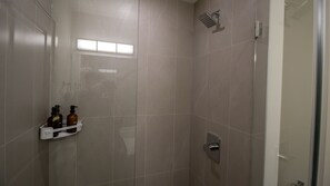 Secador de cabelo, toalhas de banho