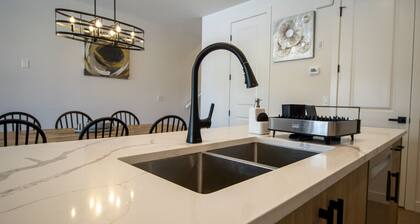 Luxury 3 Master Suites! Renfrew Home 2 King bd with ensuite Baths & AC