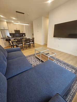 TV - 💎 Detached Luxury Suite: No Shared Walls + King Bed & AC (Calgary)