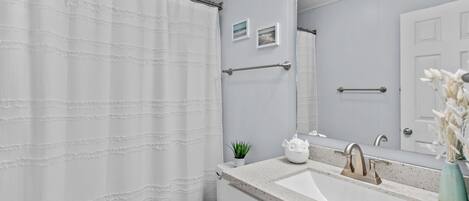 Een douche, handdoeken, shampoo