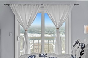 Desk, WiFi, bed sheets - Modern Oceanfront OKI getaway w/ Pool (Oak Island)