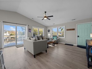 Living area - AfterDune Shade-Dog-Friendly & Private, gated beach parking (Emerald Isle)