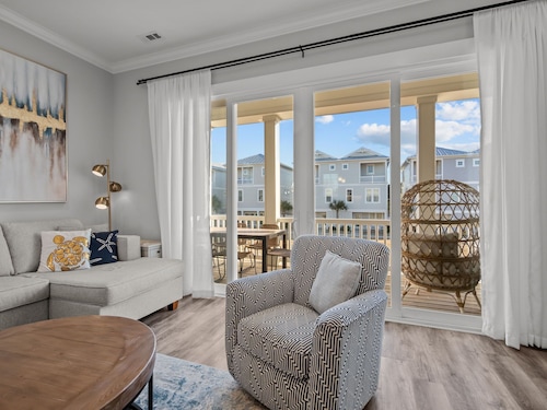 Village West 20 - Oceanside - Pool