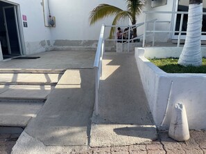 المنطقة المحيطة بالمنشأة