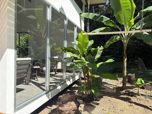 New 2BR family-friendly villa in Cahuita jungle—paradise steps away from beach