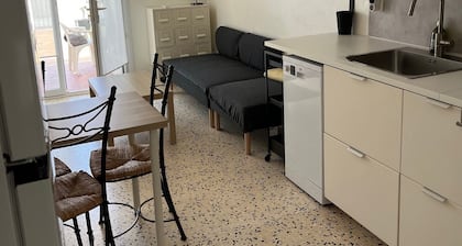 T3 house, 100m from the beach, quiet area close to shops, garden, air conditioning,