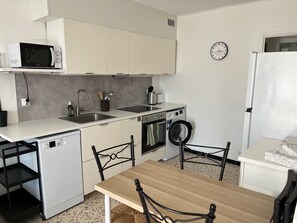 Een microgolfoven, een oven, een kookplaat, een vaatwasser