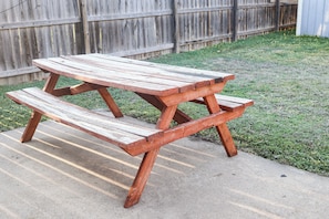 Outdoor dining - Cozy & Charming Home Treasure in Lawton OK (Lawton)