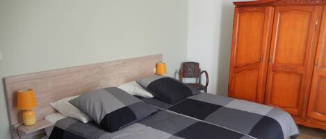 Fer et planche Ă repasser, accĂšs Ă Internet, literie fournie