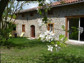 Exterior detail - Gîte du Châtelet, 10-12 Guests, in Auvergne (Manglieu)