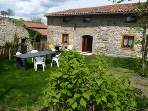 Outdoor dining - Gîte du Châtelet, 10-12 Guests, in Auvergne (Manglieu)
