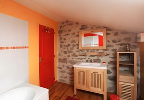 Bathroom - Gîte du Châtelet, 10-12 Guests, in Auvergne (Manglieu)