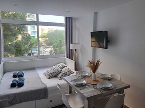 WiFi, bed sheets - Studio apartment with pool in Blanes (Blanes)