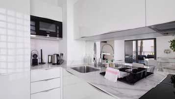 Frigorifero, microonde, forno, piano cottura