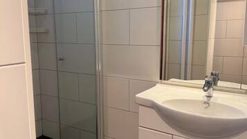 Doccia, asciugacapelli, asciugamani, sapone