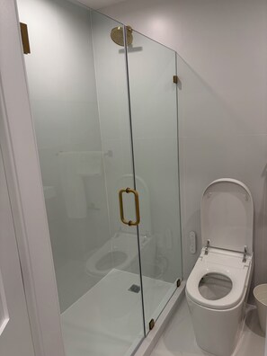 Sèche-cheveux, serviettes fournies, savon, papier toilette