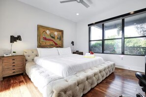 Iron/ironing board, WiFi, bed sheets - Southtown Mainhouse | Sleeps 9 | Walk to Alamodome (San Antonio)
