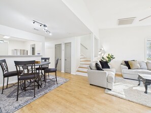 Interior - The Courtside Retreat – Renovated Luxury Townhome (Houston)