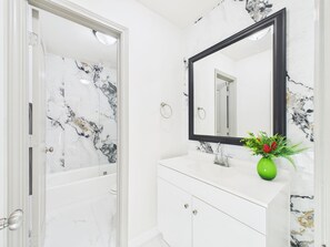 Haartrockner, Bidet, Handtücher, Seife