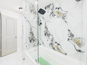 Haartrockner, Bidet, Handtücher, Seife