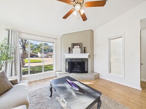 Smart TV - The Courtside Retreat – Renovated Luxury Townhome (Houston)
