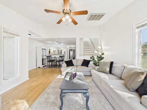 Smart TV - The Courtside Retreat – Renovated Luxury Townhome (Houston)