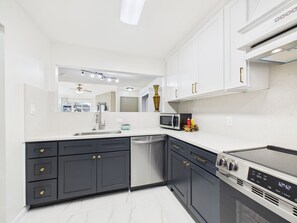Private kitchen - The Courtside Retreat – Renovated Luxury Townhome (Houston)