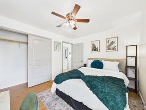 3 bedrooms, iron/ironing board, WiFi, bed sheets - The Courtside Retreat – Renovated Luxury Townhome (Houston)