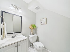 Haartrockner, Bidet, Handtücher, Seife