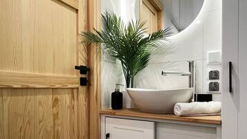 Haartrockner, Handtücher, Seife, Toilettenpapier