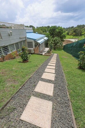 Property grounds - Villa Écume Verte - 2 bedrooms, terraces, quiet & close to Sainte-Anne beaches (Sainte-Anne)