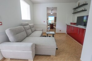 TV, books - Villa Écume Verte - 2 bedrooms, terraces, quiet & close to Sainte-Anne beaches (Sainte-Anne)