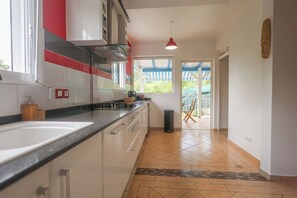 Fridge, microwave, oven, stovetop - Villa Écume Verte - 2 bedrooms, terraces, quiet & close to Sainte-Anne beaches (Sainte-Anne)