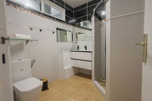 Shower, hair dryer, towels - Villa Écume Verte - 2 bedrooms, terraces, quiet & close to Sainte-Anne beaches (Sainte-Anne)