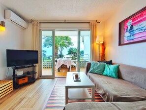 Living area - Beachfront apartment with swimming pool Miami Platja (Miami Platja)