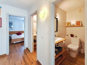 Shower, hair dryer, towels, soap - Beachfront apartment with swimming pool Miami Platja (Miami Platja)