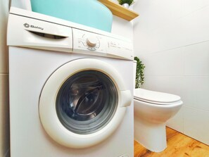 Shower, hair dryer, towels, soap - Beachfront apartment with swimming pool Miami Platja (Miami Platja)