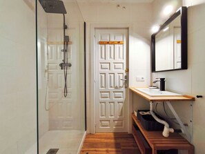 Shower, hair dryer, towels, soap - Beachfront apartment with swimming pool Miami Platja (Miami Platja)