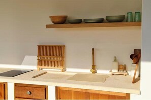 Geladeira, cooktop, cafeteira/chaleira, chaleira elétrica
