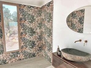 Dusche, umweltfreundliche Kosmetikartikel, Haartrockner, Bidet