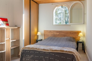 Room - Holiday Home 'F2 À 100m De La Plage' with Mountain View, Wi-Fi and Air Conditioning (Borgo)