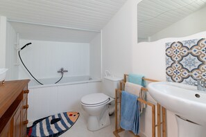 Bathroom - Holiday Home 'F2 À 100m De La Plage' with Mountain View, Wi-Fi and Air Conditioning (Borgo)